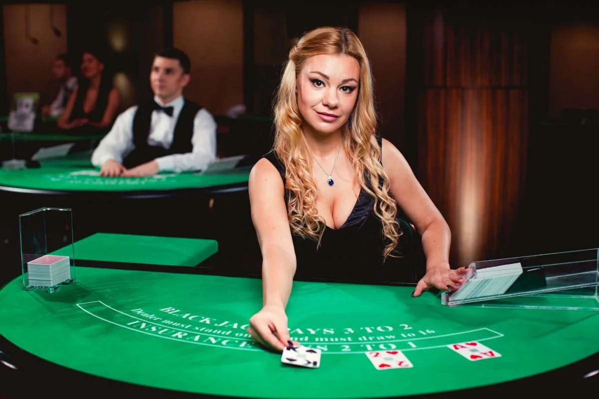 Meja dealer dalam suasana permainan kasino live